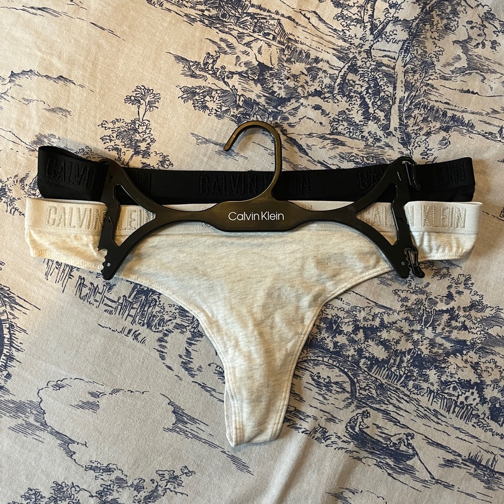 BRAND NEW Calvin Klein Women's Black and Cream Thongs